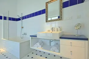 5 * Villa di charme con grande piscina riscaldata, 2 campi da tennis, idromassaggio - Image 5