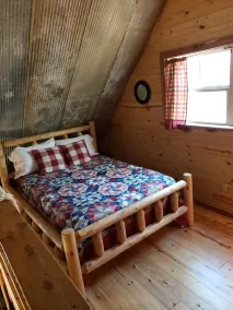 Cabin overlooking creek close to National Forrest a great place to relax - Image 3