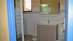 Fritliggende hus med en stor have og indhegnet - Image 3