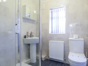 Tudors eSuites - 4 Bedroom House with Garden & 9 Beds #29B - Image 4