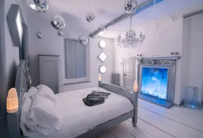 Luxury Country Manor Home for 15 - Boutique Themed rooms, Garden & Hot Tub - Image 4