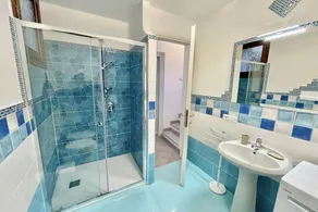 Nestled against a hill from which it takes its name, in one of the most prestigious areas of San Teodoro, lies the Citai apartment with sea view on Via Ticino, in a beautiful panoramic position.It is located on the ground floor with a garden or covered v - Image 2