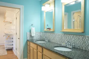 4 Beds, 4 bathrooms! 1 block to town shops, bars, bowling, canoeing, and parks! - Image 5