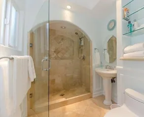 Beautifully Remodeled Luxurious Beach House 1.5 Blocks from the Beach - Image 2