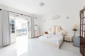 Villa 2. 4 Lac Long Quan - Image 4