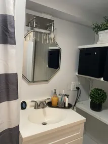 Beautiful private studio. private entrance and parking thank you, place to work, - Image 3