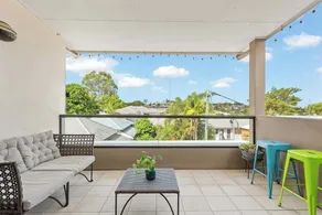 Hidden in New Farm ~ 1 Bed/1 Bath /1 Car/Views! - Image 5
