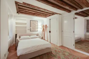 Cosy & bright under the beams on Place Dauphine ID 319 - Image 4