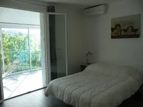 Independent villa with garden and swimming pool area near downtown - Image 5