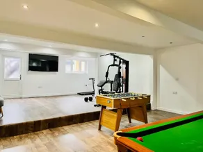 Large Riverside House in Wraysbury, Staines - Image 4