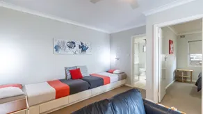 Quarterdeck 1 12 Magnus St fantastic unit with spectacular views - Image 4