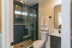 Swanky Studio in Vibrant Hillcrest - Image 2