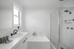 Bright 3-Bed Home in Leafy Annerley - Image 2