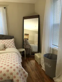 Charming Stay Downtown Dover – Free Wine! - Image 5