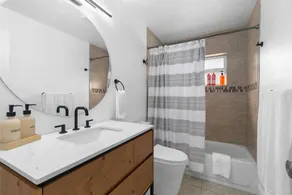 Minutes to beaches and downtown- 3 bed house- coastal tropical living - Image 3