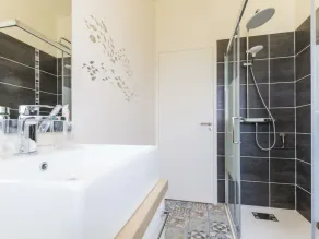 Modern house with two bedrooms and terrace near the beach - Image 3