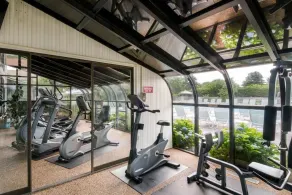 Chambre confortable privée avec équipements du complexe et emplacement privilégié - Image 2