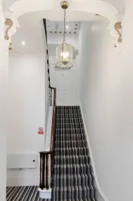 Modern 1 bed apartment, sea views, free parking - Image 2