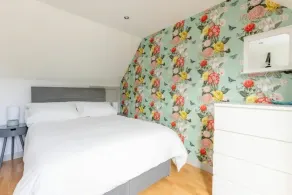 2 Bedrooms overlooking Little Petherick Creek - Image 4