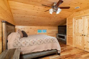 Smoke Rise Barn · Great Lake Front, Large Dock, 4bdrm, Pool Table - Image 4