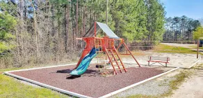 LAKESIDE BLISS @ LAKE SINCLAIR: Cozy QUIET Home with Pickleball Courts in Back! - Image 5