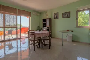 Holiday apartment with sea view and pool - Image 5