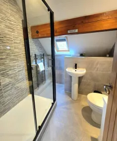 Charming Cottage, centre of the Peak District and Indoor heated swimming pool - Image 4