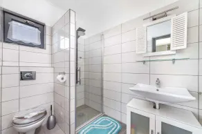 Casa vacacional amueblado de forma moderna con piscina, lavadora y lavavajillas - Image 3