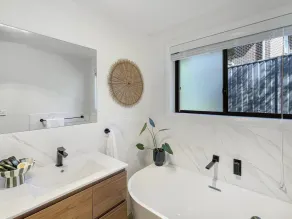 Quiet Retreat with Large Garden and Parking - Image 5