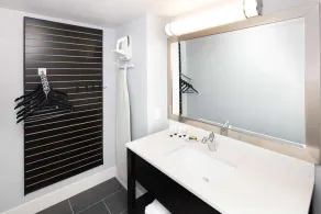 Prime Location! Free Parking, Outdoor Pool, Close to Rialto Theatre - Image 4