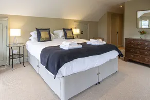 Lovely Cotswolds farm house on an award winning vineyard with stunning views - Image 4