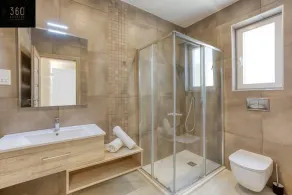 Beautiful, stunning 3BR home, opposite the harbour - Image 3