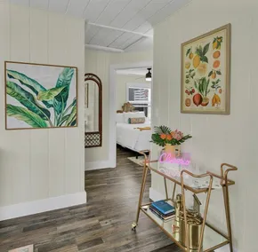 2BR Bungalow • Walk Downtown SH Free WIFI - Image 2