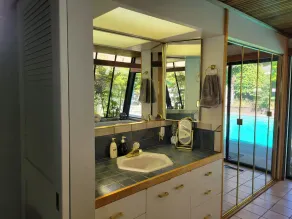 Maison moderne sur mesure de style « mid-century », construite en séquoia, située dans une rue calme près du centre-ville - Image 2