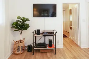 Modern Designer Apartment – Ideal for Short or Extended Stays<br>- Short walk to downtown Medford<br>- Steps to Bear Creek walking/running path<br>- Close proximity to Asante and Providence Medical Centers<br>- Convenient access to I-5 freeway - Image 2