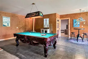 Sleeps 21! Private Log Lodge on large wooded lot 2 min from Beaches/Golf/Wine! - Image 3