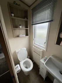 2 Bed Caravan - Sleeps 6 - Parking - Pets - Image 5