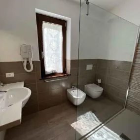 Holiday apartment with lake view - Image 4