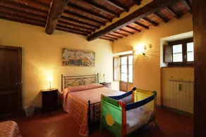 Large stone villa with private pool, situated under the fortress of Civitella in Valdichiana, ancien - Image 5