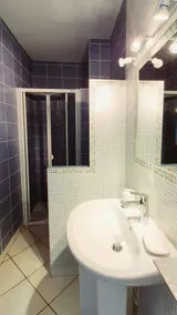 Renoveret, rolig og solrig lejlighed med stor gårdsplads og tennis-sø 5 minutter væk - Image 4