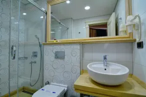 Novelty Hotel - Image 5