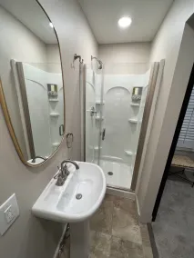 Great bedroom with private bathroom & Lounge above a local Diner - Image 4