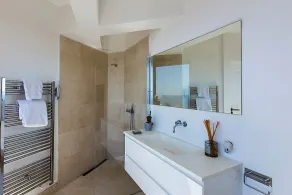 Luksus villa-lejlighed med panoramaudsigt over havet og lille privat have - Image 2