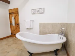 BARN COTTAGE, pet friendly, character holiday cottage in Alford - Image 4