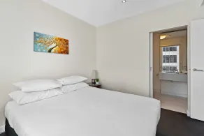 Spacious Melbourne CBD 2-bed Close to Everything - Image 5