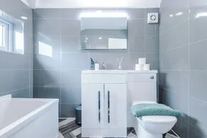 House Sleeps 7 with Garden and Free Parking - Image 2