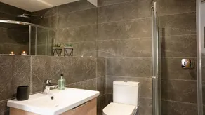 Two Queens Houses -  a house that sleeps 10 guests  in 5 bedrooms - Image 4