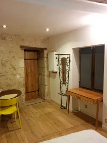 Studio *** dans la tour Duguesclin, au coeur de la cité médiévale - Image 4