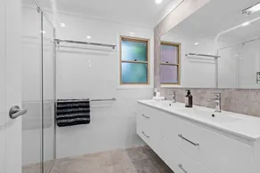 Bulimba Central 2BR -Sleeps 6, Courtyard - Image 5