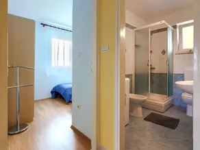 Beautiful apartment for 5 guests with WIFI, A/C, TV and balcony - Image 3